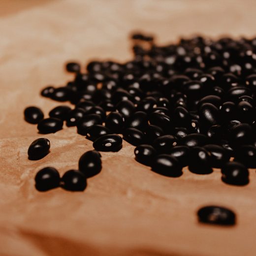 Fabas negras sobre papel kraft de Legumbres Tino